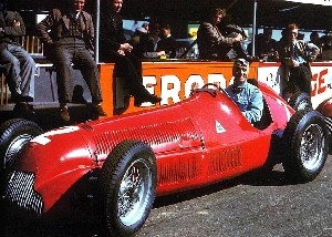 Niño Farina in zijn Alfa Romeo Alfetta 158, de eerste wereldkampioen Formule 1.